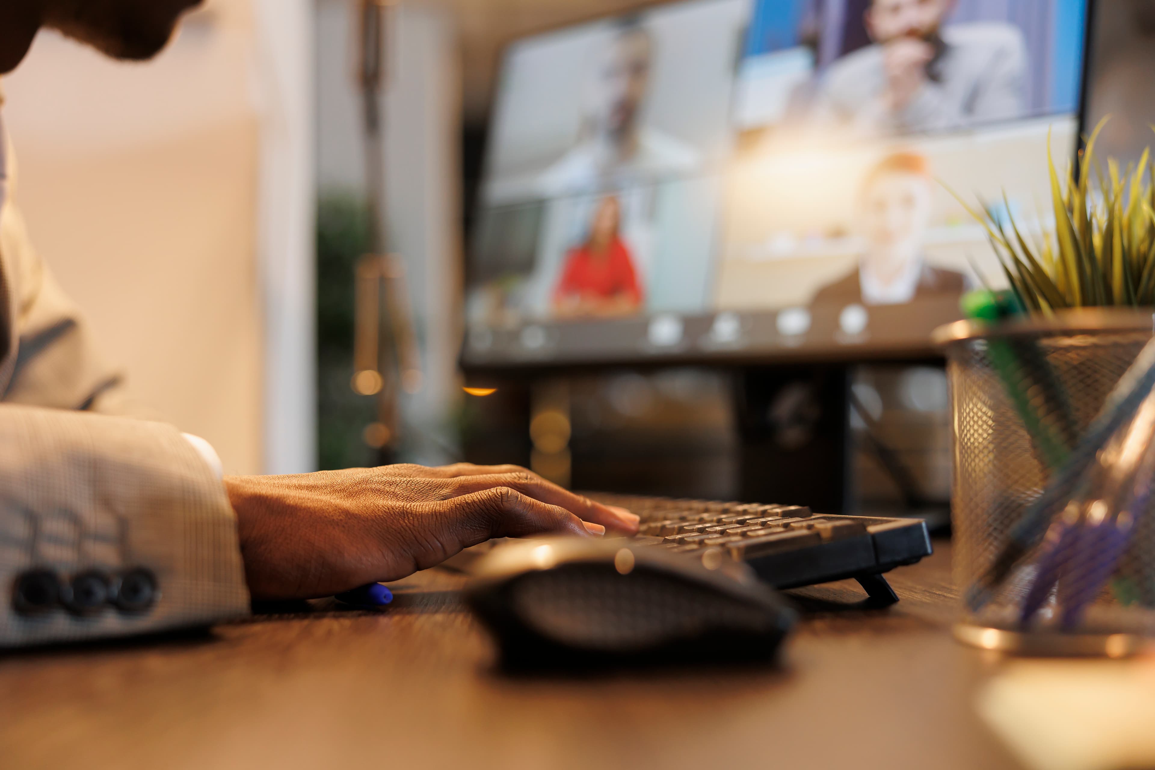 Gründerteam bei Online-Meeting – GmbH-Gründung Berlin
